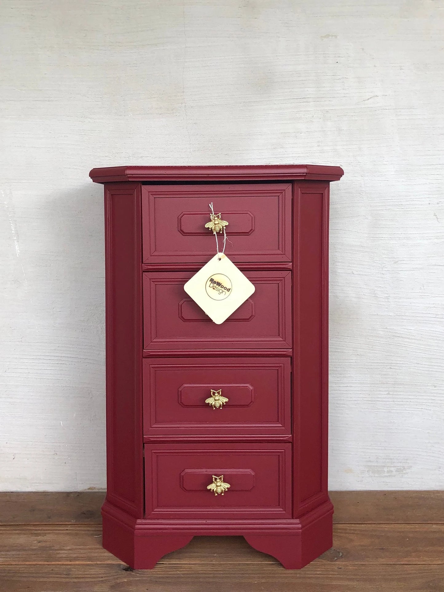 Kleiner Beistellschrank | Rot | goldene Griffe