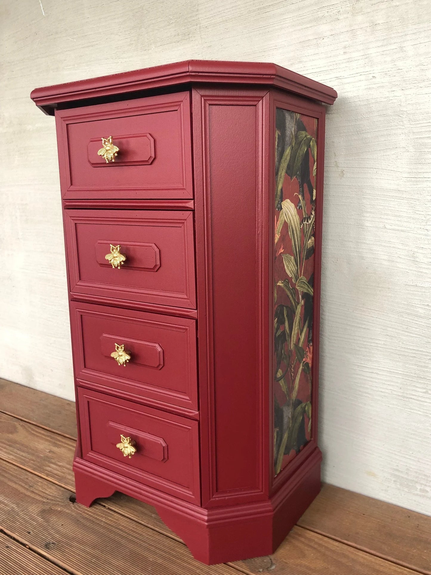 Kleiner Beistellschrank | Rot | goldene Griffe