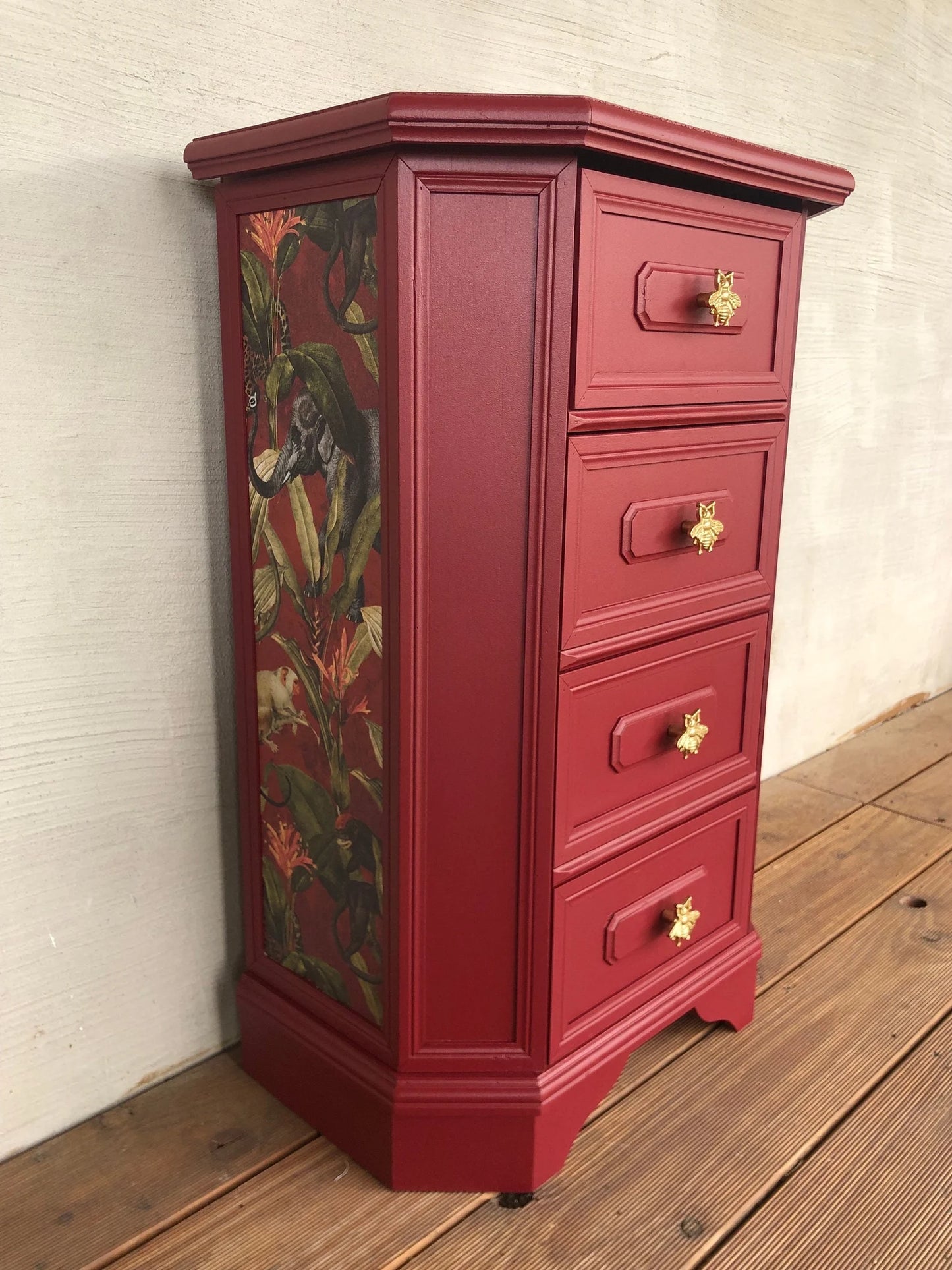 Kleiner Beistellschrank | Rot | goldene Griffe
