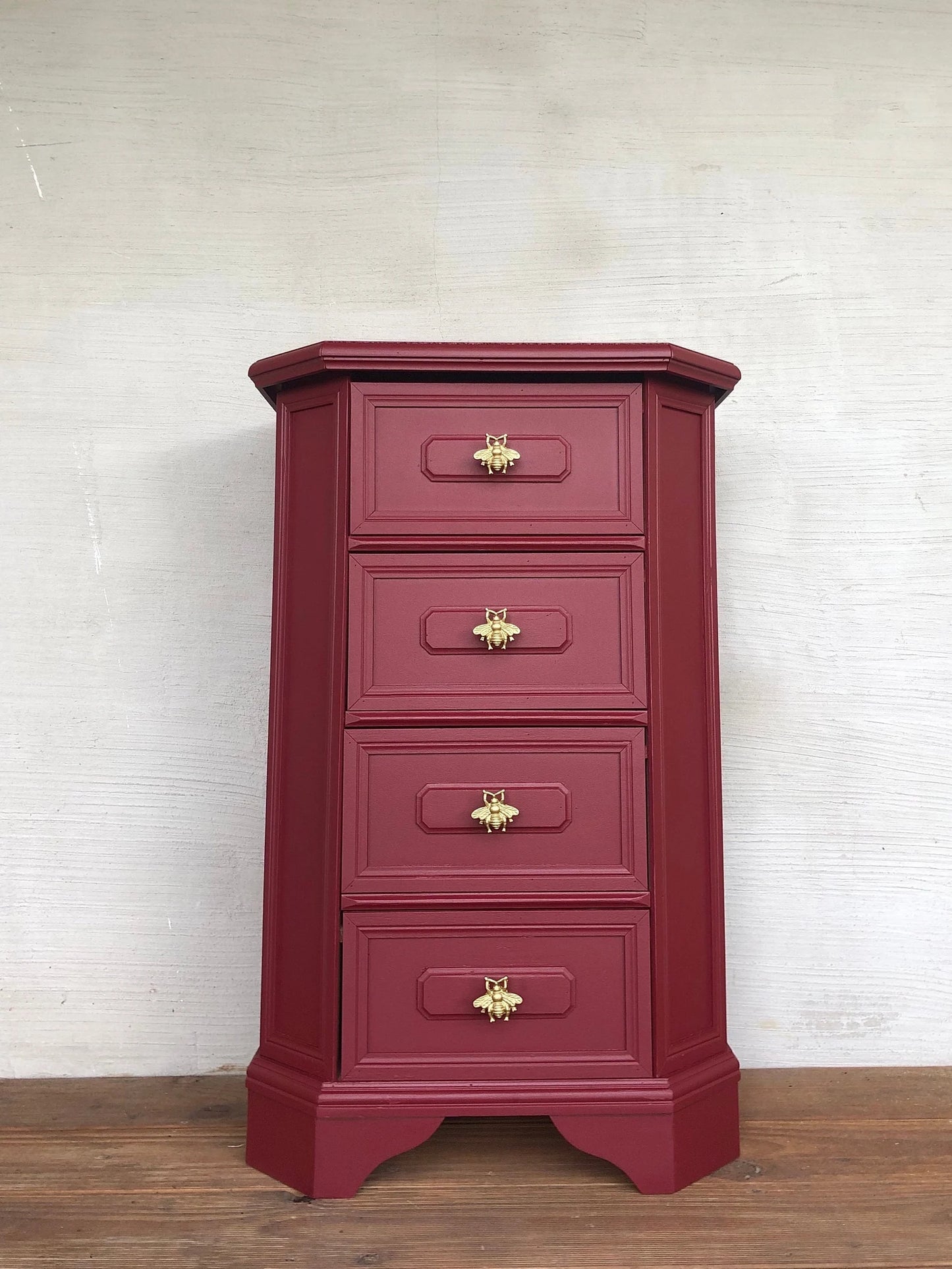 Kleiner Beistellschrank | Rot | goldene Griffe