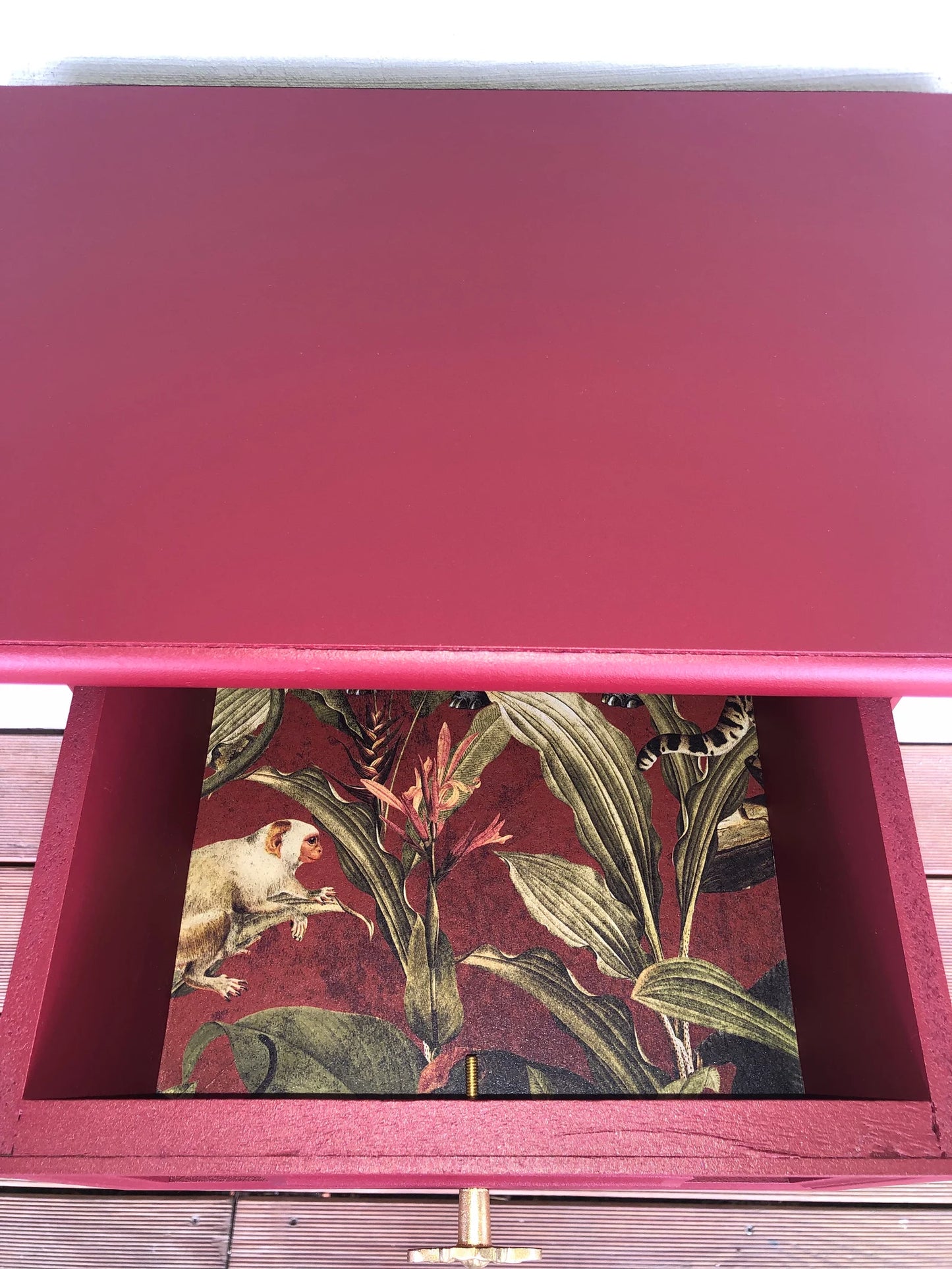 Kleiner Beistellschrank | Rot | goldene Griffe