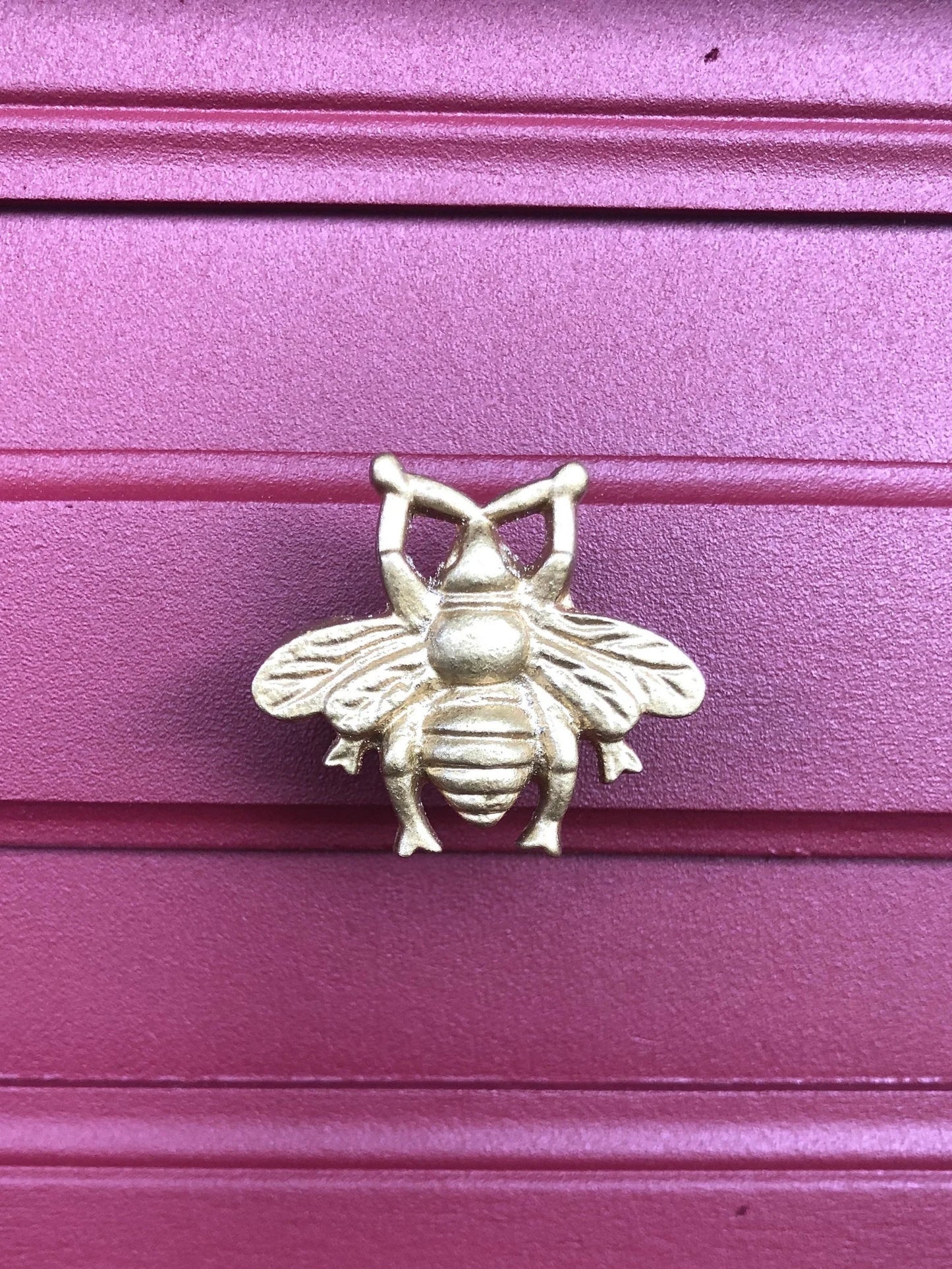 Kleiner Beistellschrank | Rot | goldene Griffe
